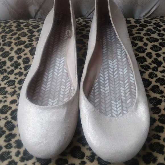 Time and Tru Shoes - TIME AND TRU Beige or Cream w/ Gold Shimmer Ballet Flats Shoes Women Size 8